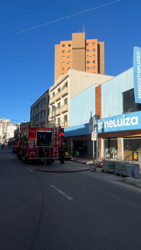 Incêndio atinge loja do Magazine Luiza no Centro de Poços de Caldas Incêndio atinge loja do Magazine Luiza no Centro de Poços de Caldas - Foto: Divulgação/CBMMG