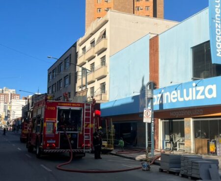 Incêndio atinge loja do Magazine Luiza no Centro de Poços de Caldas Incêndio atinge loja do Magazine Luiza no Centro de Poços de Caldas - Foto: Divulgação/CBMMG