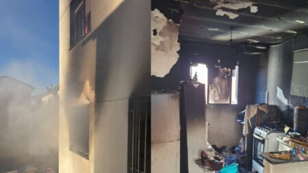 Mulher é socorrida após incêndio em apartamento provocado durante surto psicológico em Contagem - Foto: Divulgação/Corpo de Bombeiros