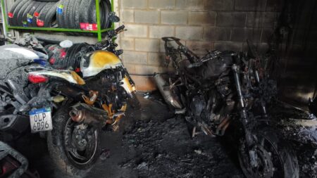 Incêndio atinge oficina e destrói motocicletas em Santa Luzia Incêndio atinge oficina e destrói motocicletas em Santa Luzia - Foto: Divulgação/Corpo de Bombeiros