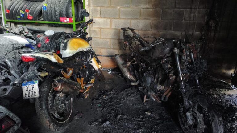 Incêndio atinge oficina e destrói motocicletas em Santa Luzia Incêndio atinge oficina e destrói motocicletas em Santa Luzia - Foto: Divulgação/Corpo de Bombeiros