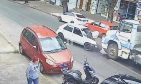 BH: Motorista invade contramão, bate em caminhão e fica ferida BH: Motorista invade contramão, bate em caminhão e fica ferida Foto: Reprodução/Câmeras de segurança