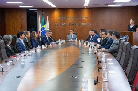Contrato para construção do Viaduto Ferradura entre BH e Nova Lima é assinado https://pordentrodeminas.com.br/noticias/gerais/2026/07/contrato-para-construcao-do-viaduto-ferradura-entre-bh-e-nova-lima-e-assinado/ VIADURO FERRADURA MG BH