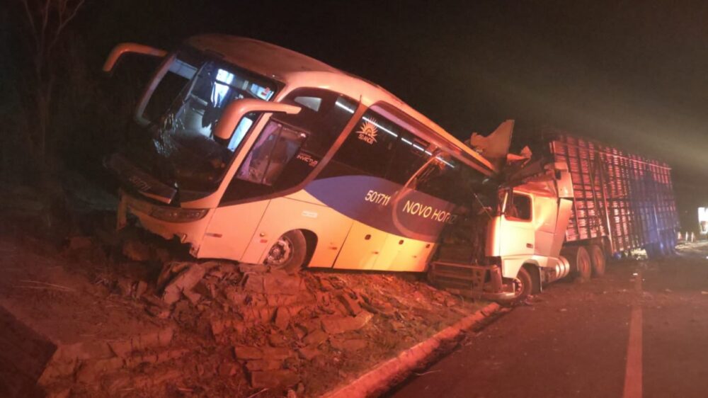 Mãe e filho morrem em acidente entre carreta e ônibus na BR-135, em Buenópolis - Foto: Divulgação/CBMMG