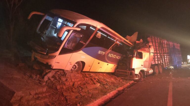 Mãe e filho morrem em acidente entre carreta e ônibus na BR-135, em Buenópolis - Foto: Divulgação/CBMMG