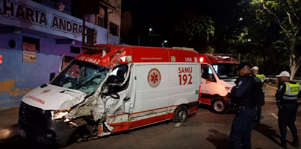 Três profissionais do Samu ficam feridos após acidente com ambulância na Avenida dos Andradas, em BH - Foto: Divulgação