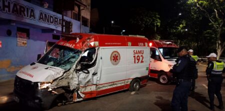 Três profissionais do Samu ficam feridos após acidente com ambulância na Avenida dos Andradas, em BH - Foto: Divulgação