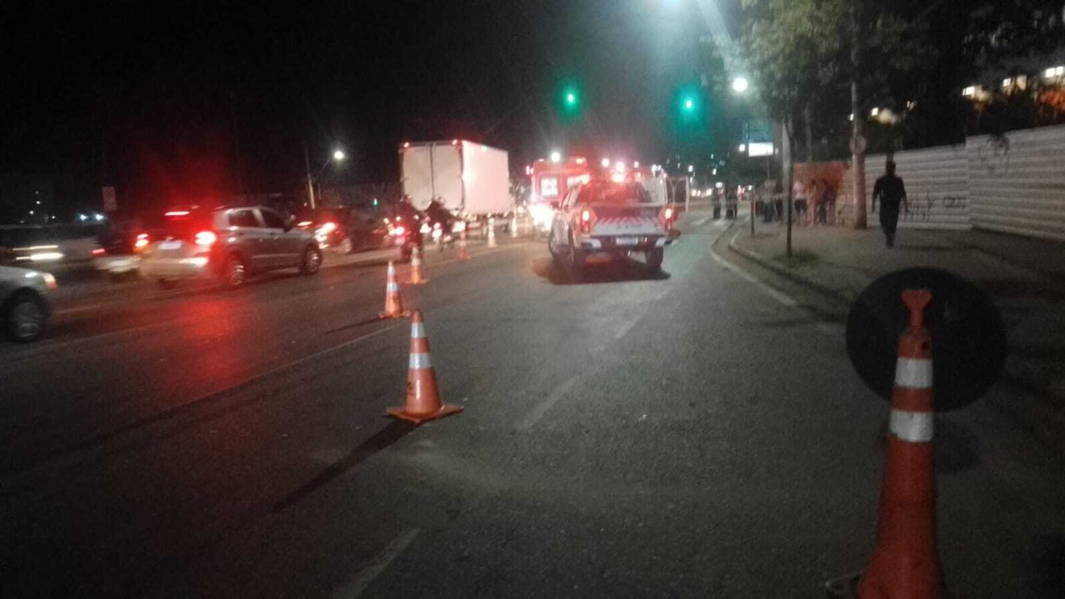 Caminhoneiro foge após acidente fatal com motociclista em uma das principais avenidas de BH Caminhoneiro foge após acidente fatal com motociclista em uma das principais avenidas de BH - Foto: Divulgação/BHTrans