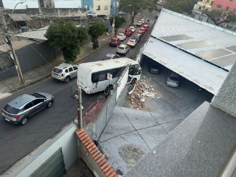 Micro-ônibus bate em muro e fica pendurado no bairro Jardim América, em BH - Foto: Divulgação/CBMMG