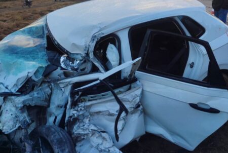 Acidente entre carro e carreta deixa um morto na BR-116, em Fervedouro Acidente entre carro e carreta deixa um morto na BR-116, em Fervedouro - Foto: Divulgação