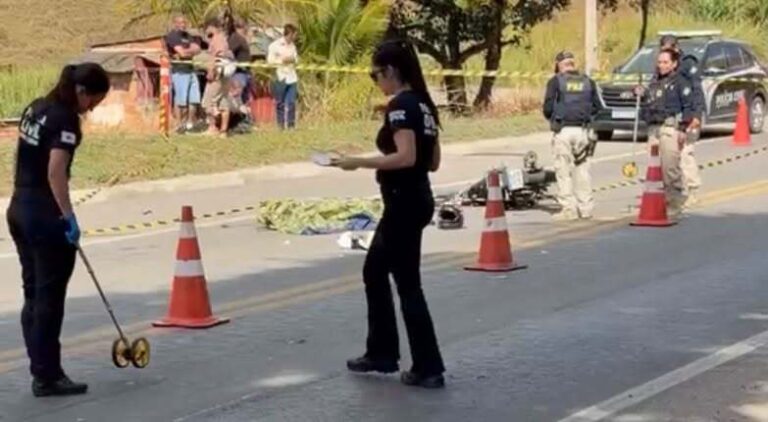 Pai e filho morrem após moto atingir policial da PRF e bater em caminhão na BR-116, em MG Pai e filho morrem após moto atingir policial da PRF e bater em caminhão na BR-116, em MG - Foto: Reprodução/Redes Sociais