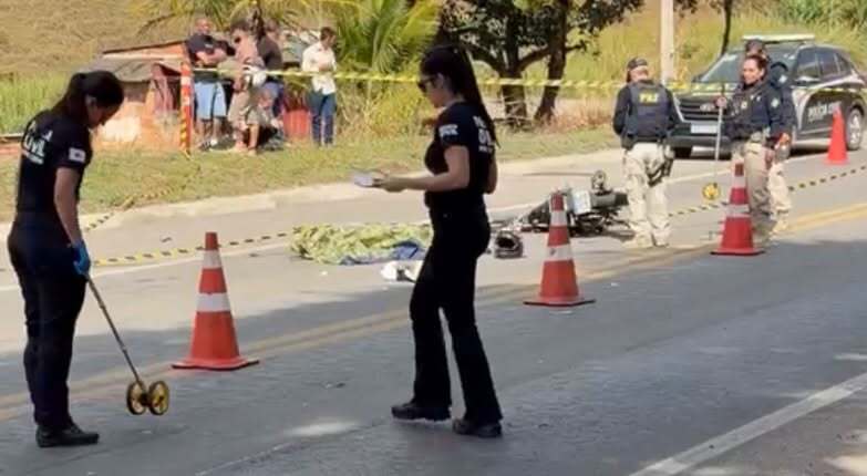 Pai e filho morrem após moto atingir policial da PRF e bater em caminhão na BR-116, em MG Pai e filho morrem após moto atingir policial da PRF e bater em caminhão na BR-116, em MG - Foto: Reprodução/Redes Sociais