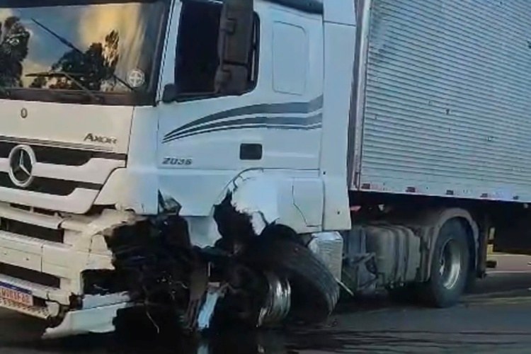Acidente entre carro e carreta deixa um morto na BR-116, em Fervedouro 1 Acidente entre carro e carreta deixa um morto na BR-116, em Fervedouro - Foto: Divulgação