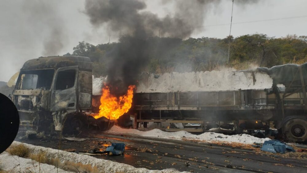 Motorista morre carbonizado após acidente com três carretas na BR-251, em Francisco Sá Motorista morre carbonizado após acidente com três carretas na BR-251, em Francisco Sá - Foto: Divugação/CBMMG