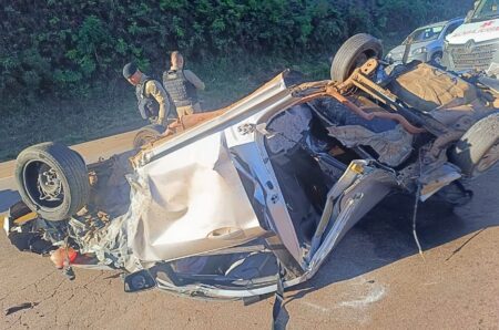 Acidente entre carros e carreta deixa morto e interdita a BR-356, em Itabirito Acidente entre carros e carreta deixa morto e interdita a BR-356, em Itabirito - Foto: Divulgação