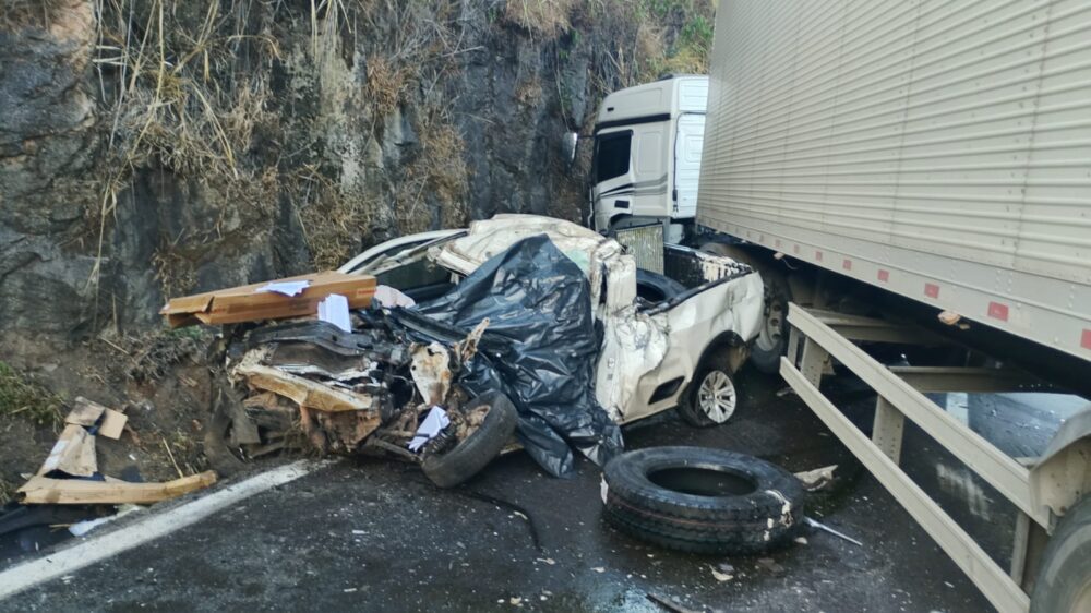 Motorista morre preso às ferragens após acidente na BR-381, em João Monlevade https://pordentrodeminas.com.br/noticias/gerais/2026/07/motorista-morre-preso-as-ferragens-apos-acidente-na-br-381-em-joao-monlevade/ Motorista morre preso às ferragens após acidente na BR-381, em João Monlevade - Foto: Divulgação/CBMMG