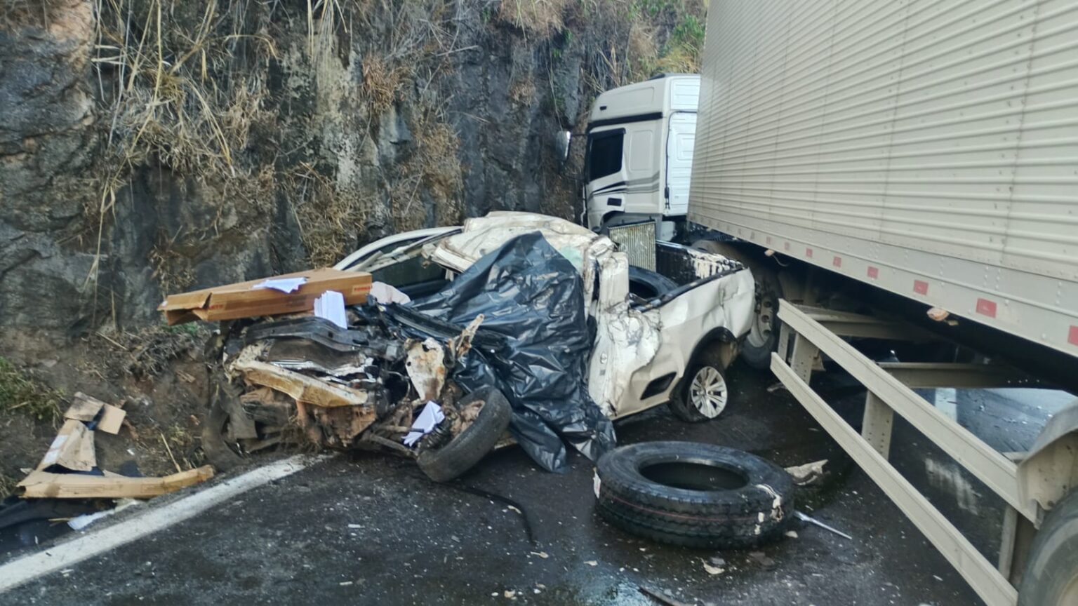 Motorista morre preso às ferragens após acidente na BR-381, em João Monlevade - Foto: Divulgação/CBMMG