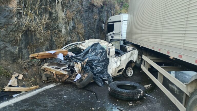 Motorista morre preso às ferragens após acidente na BR-381, em João Monlevade - Foto: Divulgação/CBMMG