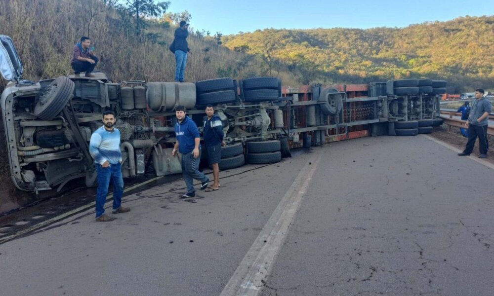Motorista fica preso às ferragens após caminhão tombar e interditar a Fernão Dias, em Igarapé - Foto: Reprodução/Redes Sociais