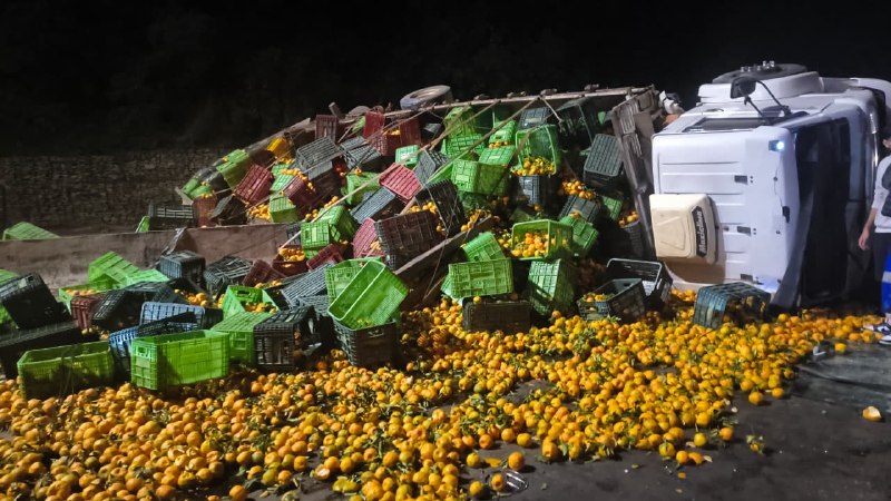 Caminhão com mexericas capota e motorista fica ferido no Anel Rodoviário, em BH - Foto: Divulgação/CBMMG