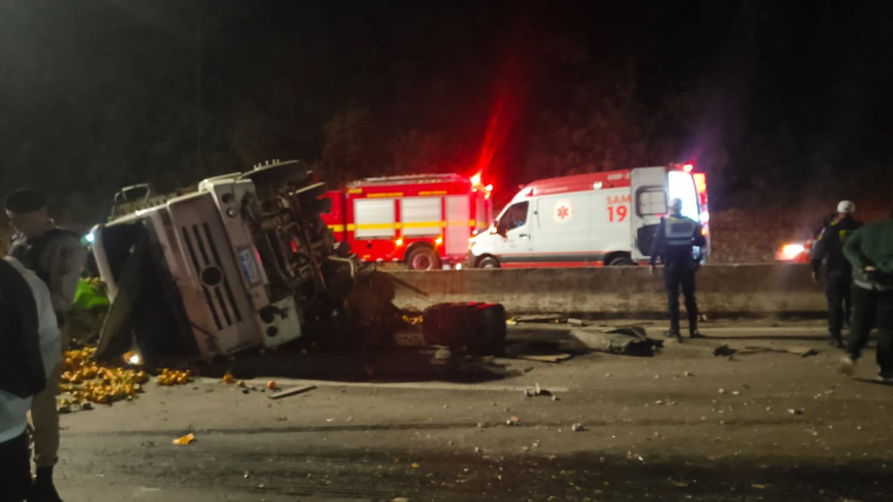 Caminhão com mexericas capota e motorista fica ferido no Anel Rodoviário, em BH 1 Caminhão com mexericas capota e motorista fica ferido no Anel Rodoviário, em BH - Foto: Divulgação/CBMMG