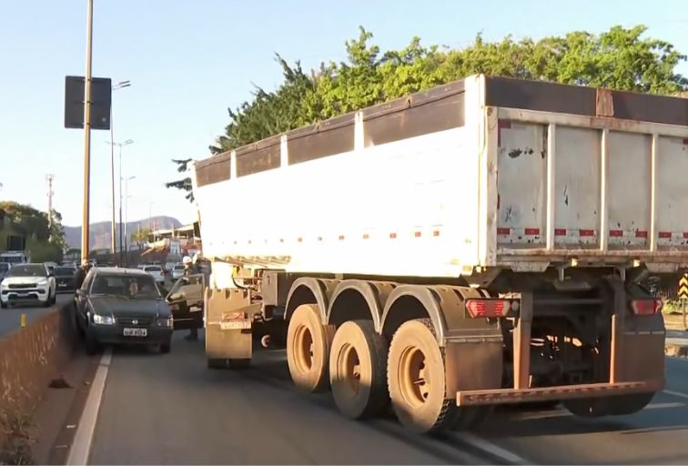 Acidente entre caminhão e carro deixa trânsito lento no Anel Rodoviário, em BH - Foto: Reprodução/TV Globo