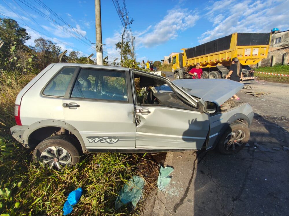 Motorista fica presa às ferragens após acidente entre carro e caminhão na Grande BH - Foto: Divulgação/PMMG