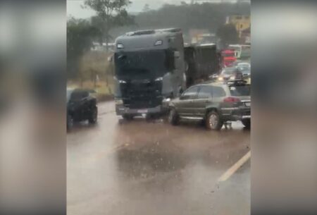 Acidente durante temporal interdita trecho da BR-040, em Congonhas Acidente durante temporal interdita trecho da BR-040, em Congonhas - Foto: Reprodução/Redes Sociais