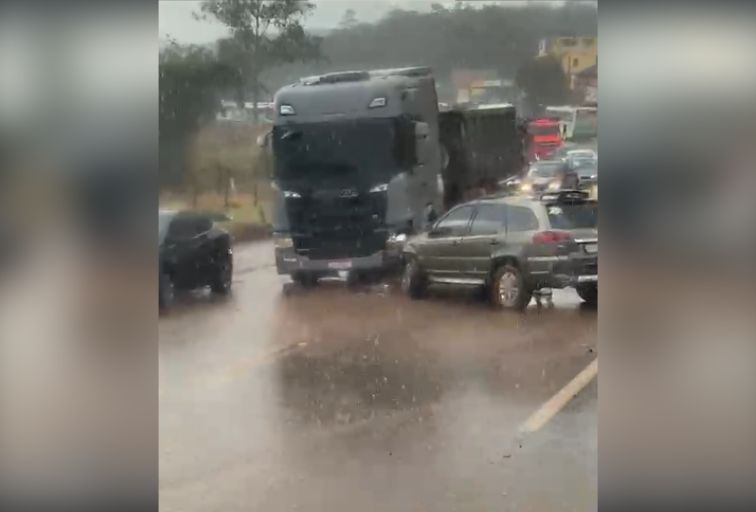 Acidente durante temporal interdita trecho da BR-040, em Congonhas - Foto: Reprodução/Redes Sociais