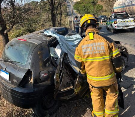 Dois homens morrem após carro bater contra poste em avenida da Grande BH Dois homens morrem após carro bater contra poste em avenida de Matozinhos - Foto: Divulgação/CBMMG