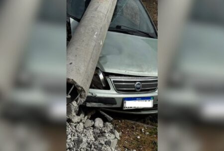 Motorista com sinais de embriaguez bate carro contra poste em Ribeirão das Neves - Foto: Divulgação/CBMMG
