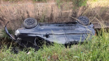 Motorista fica ferido após capotar carro e cair em córrego em Ribeirão das Neves Motorista fica ferido após capotar carro e cair em córrego em Ribeirão das Neves - Foto: Divulgação/CBMMG