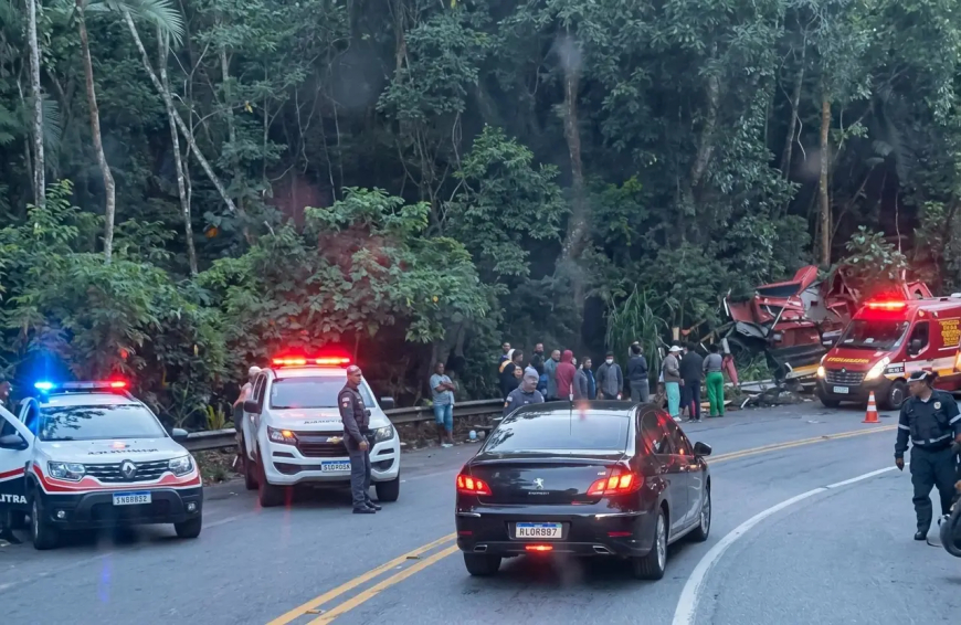 Ônibus com trabalhadores rurais tomba e deixa duas mortes na divisa entre MG e SP Ônibus com trabalhadores rurais tomba e deixa duas mortes na divisa entre MG e SP - Foto: Reprodução/Redes Sociais