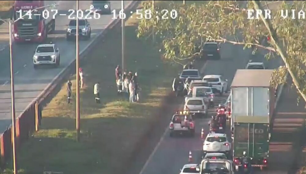Engavetamento com oito veículos causa congestionamento na BR-040, em Nova Lima Engavetamento com oito veículos causa congestionamento na BR-040, em Nova Lima - Foto: Reprodução