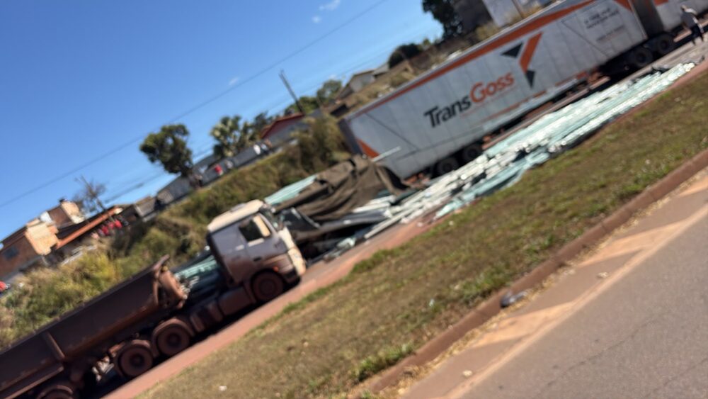 Acidente entre cinco veículos interdita a BR-381, em Igarapé, e deixa um ferido grave - Foto: Reprodução/Redes Sociais