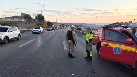 Mulher morre após ser atropelada na MG-010, em Vespasiano; motorista foge sem prestar socorro - Foto: Divulgação/CBMMG