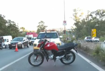Piloto de moto morre e mulher fica ferida em acidente no Anel Rodoviário, em BH Piloto de moto morre e mulher fica ferida em acidente no Anel Rodoviário, em BH - Foto: Reprodução/TV Globo