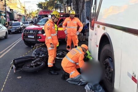 Passageira de moto por aplicativo morre após acidente com ônibus em BH Passageira de moto por aplicativo morre após acidente com ônibus em BH - Foto: Reprodução