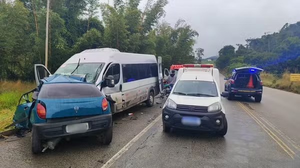 Acidente entre carro e van deixa cinco mortos e seis feridos na BR-116, em Caraí (MG) - Foto: Divulgação/Polícia Rodoviária Federal