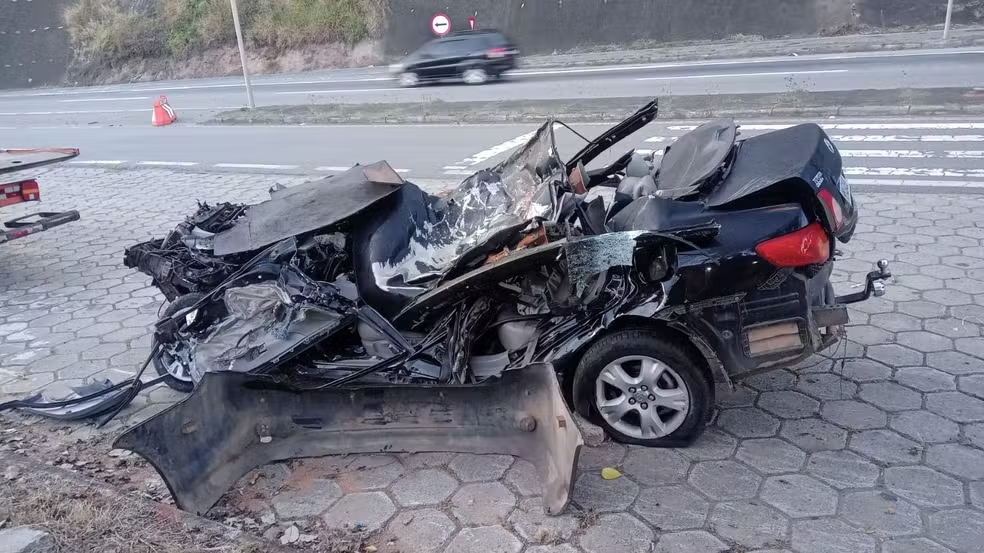 Pai, mãe e filha morrem após acidente frontal entre carro e carreta na Rodovia Fernão Dias - Foto: Reprodução/Redes Sociais