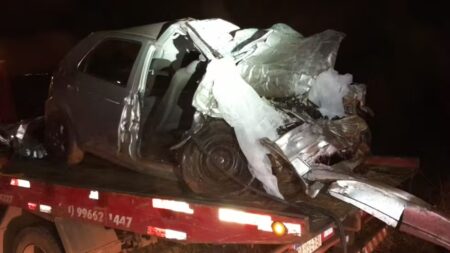 Acidente entre carro e caminhão deixa dois mortos presos às ferragens na MGC-452, em Araporã - Foto: Divulgação/PMRv