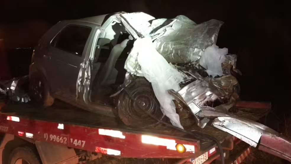 Acidente entre carro e caminhão deixa dois mortos presos às ferragens em rodovia de MG Acidente entre carro e caminhão deixa dois mortos presos às ferragens na MGC-452, em Araporã - Foto: Divulgação/PMRv