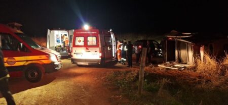 Micro-ônibus com time de futebol da Grande BH cai em ribanceira e deixa feridos em MG - Foto: Divulgação/CBMMG