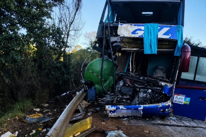 Duas pessoas morrem e 23 ficam feridas em acidente entre ônibus e caminhão na BR-267, em MG - Foto: Divulgação/CBMMG