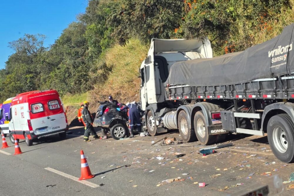 Acidente entre carro e carreta deixa dois mortos na BR-381, em MG - Foto: Divulgação