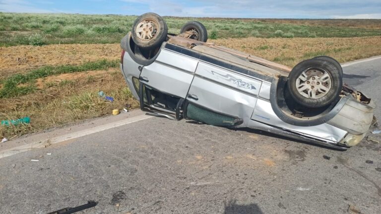 Bebê de um mês morre após carro capotar na BR-265, em MG Bebê de um mês morre após carro capotar na BR-265, em MG - Foto: Divulgação/PMRv