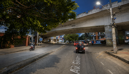Motorista com sinais de embriaguez é preso após bate em poste e danifica patinetes em BH - Foto: Reprodução/Google Street View