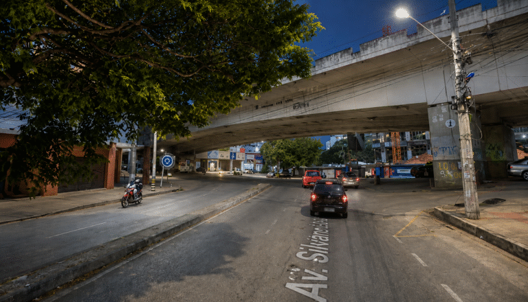 Motorista com sinais de embriaguez é preso após bate em poste e danifica patinetes em BH Motorista com sinais de embriaguez é preso após bate em poste e danifica patinetes em BH - Foto: Reprodução/Google Street View