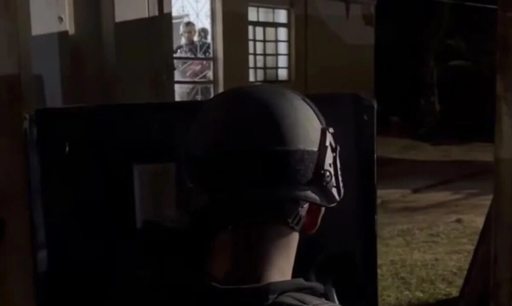 Vídeo mostra momento em que atirador do Bope salva criança feita refém pelo próprio pai na Grande BH - Foto: Reprodução/Redes Sociais