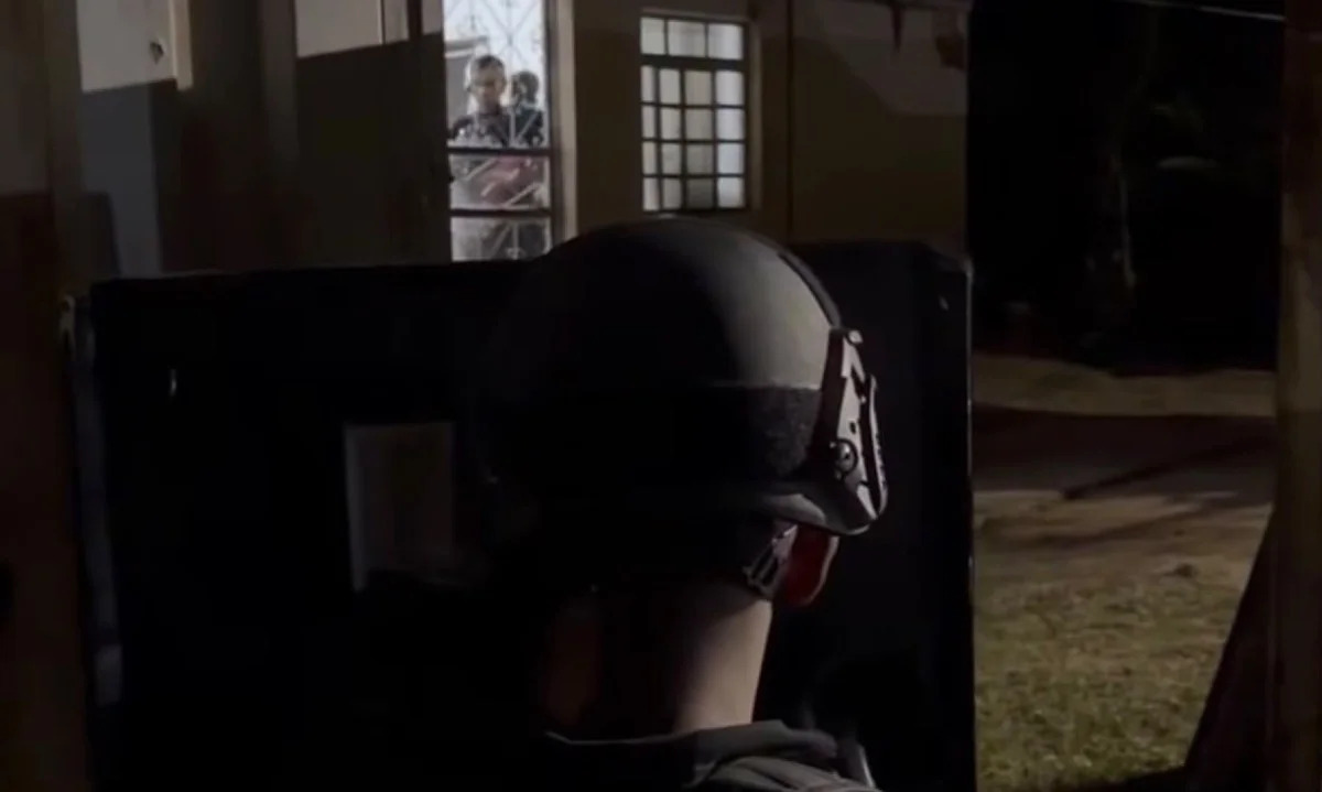 Vídeo mostra momento em que atirador do Bope salva criança feita refém pelo próprio pai na Grande BH Vídeo mostra momento em que atirador do Bope salva criança feita refém pelo próprio pai na Grande BH - Foto: Reprodução/Redes Sociais